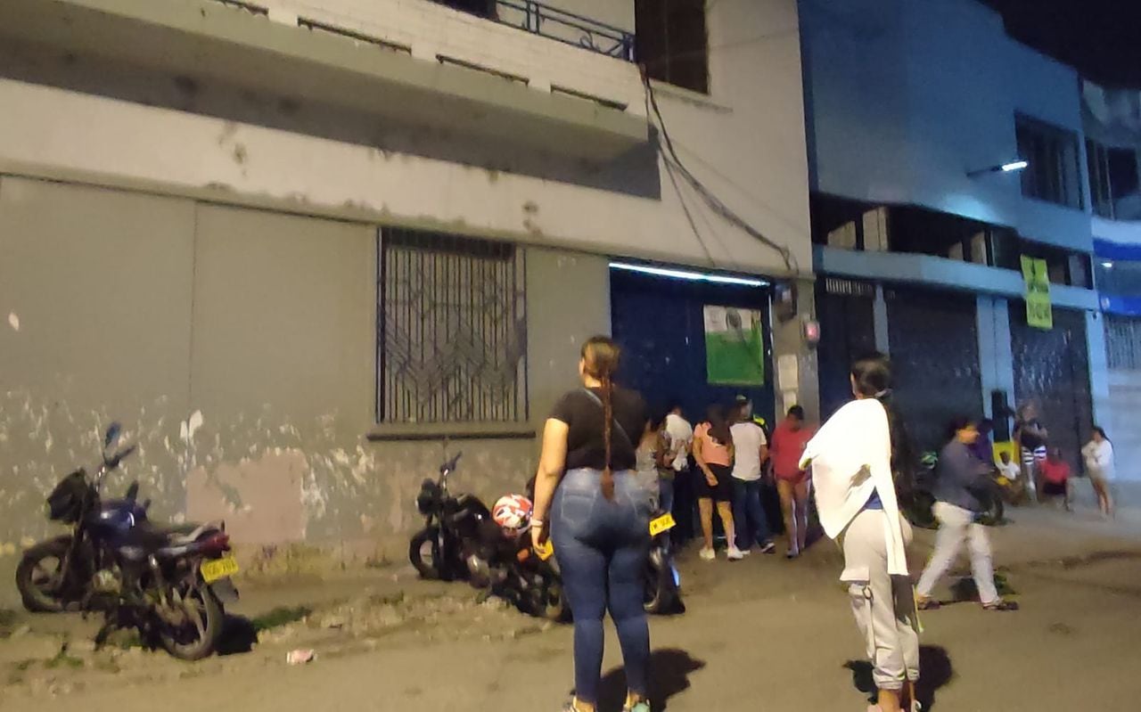 Algunos de los familiares de los reclusos que están en el Centro de Detención de San Nicolás están a las afueras del recinto para saber sobre el estado de sus allegados.