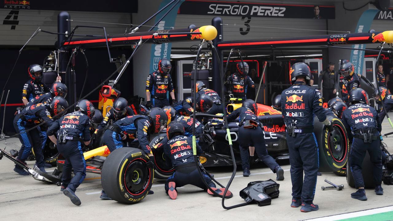 El piloto de Red Bull Sergio Pérez de México recibe un servicio en boxes durante el Gran Premio de Fórmula Uno de China en el Circuito Internacional de Shanghai, Shanghai, China, el domingo 21 de abril de 2024. (Andres Martinez Casares/Pool Photo via AP)