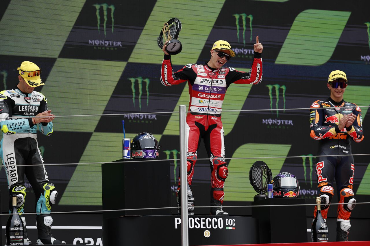 David Alonso celebrando su triunfo en el GP de Cataluña 2023 (AP Photo/Joan Monfort)