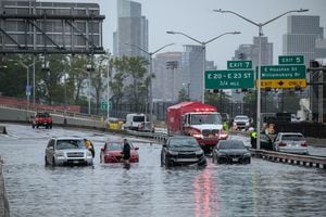 Automóviles inundados en la autopista FDR en Manhattan, Nueva York, el 29 de septiembre de 2023. (Photo by Ed JONES / AFP)