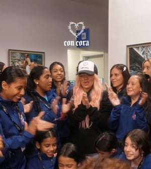 Karol G compartió con 35 niñas colombianas que visitaron las instalaciones de la Nasa.