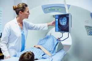 La tomografía computarizada (TC), que permite revisar los pulmones en busca de afecciones que puedan producir tos crónica o las cavidades sinusales en busca de bolsas de infección.