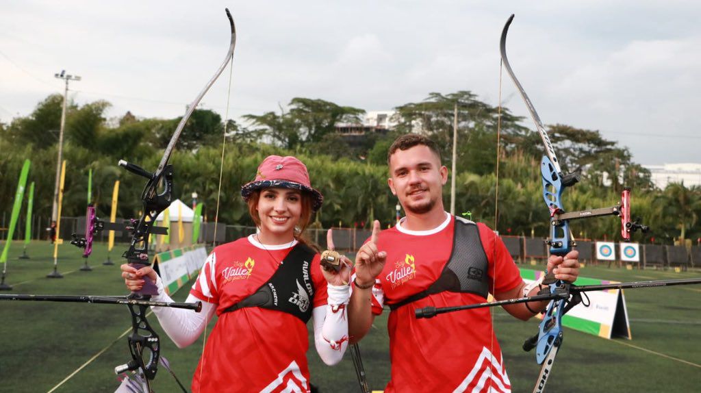 Valentina Acosta y Jorge Enríquez ganaron la medalla de oro en el tiro con arco mixto.