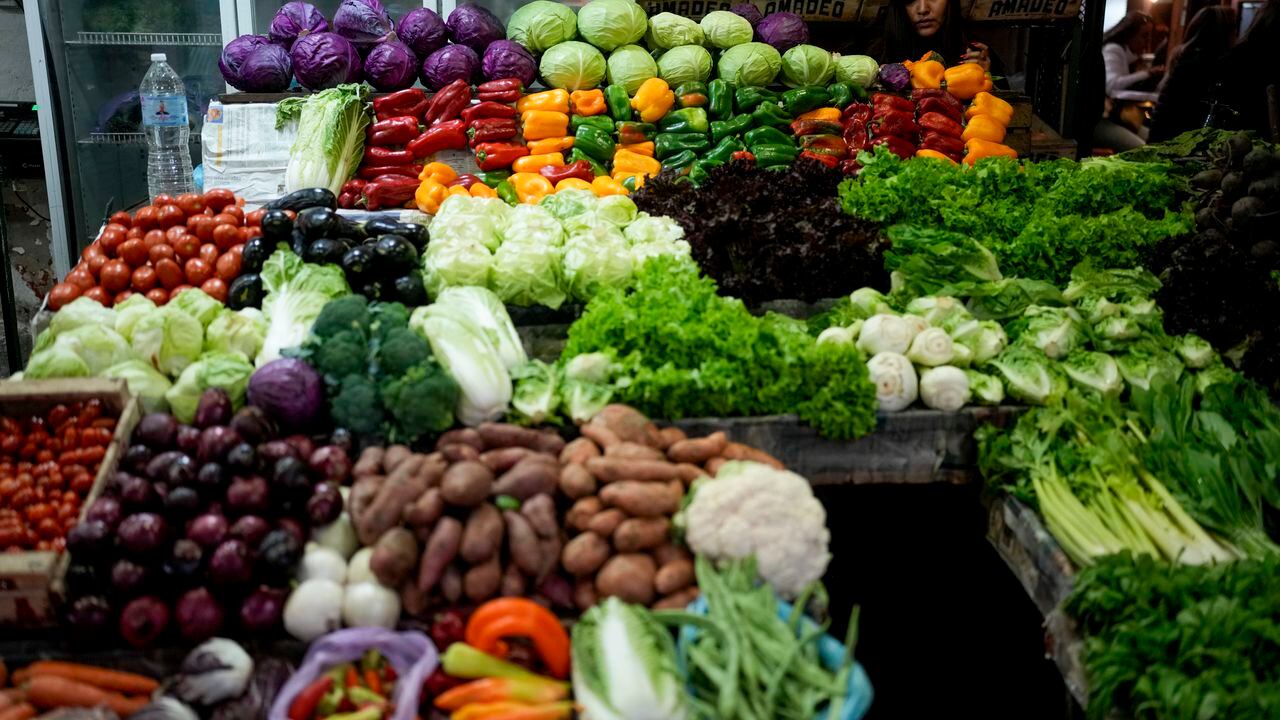 Una trabajadora vende verduras y frutas en un mercado en Buenos Aires, Argentina, el jueves 11 de mayo de 2023. Según un informe reciente de Seguridad Alimentaria del Banco Mundial, Argentina ha experimentado una tasa de inflación anual del 107% en los precios de los alimentos. (Foto AP/Natacha Pisarenko)