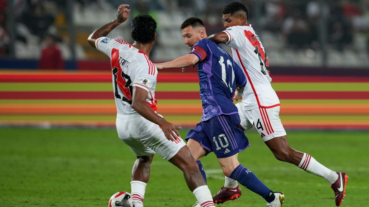 Lionel Messi frente a Perú por las eliminatorias sudamericanas al Mundial 2026.