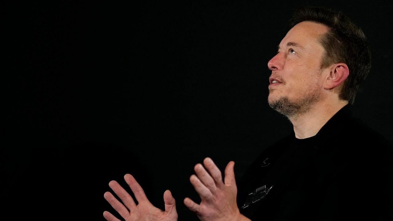El director ejecutivo de Tesla y SpaceX, Elon Musk, durante un evento de conversación con el primer ministro británico, Rishi Sunak, en Londres, el jueves 2 de noviembre de 2023. Sunak habló sobre IA con Elon Musk en una conversación que se reproduce en la red social X, en la que Musk posee. (Foto AP/Kirsty Wigglesworth, Pool)