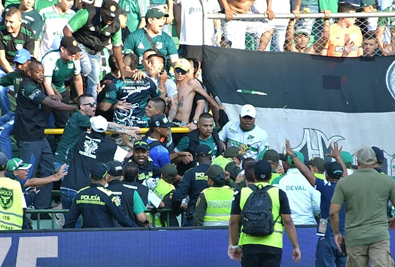 Disturbios en el partido Deportivo Cali vs Patriotas, Hinchas se ingresaron a la cancha. foto Raúl Palacios