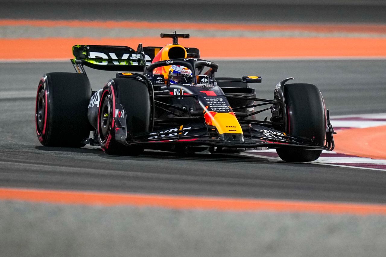 El piloto de Red Bull Max Verstappen de Holanda en acción durante la sesión de práctica antes del Gran Premio de  Qatar de la Fórmula Uno el viernes 6 de octubre del 2023. (AP Foto/Ariel Schalit)