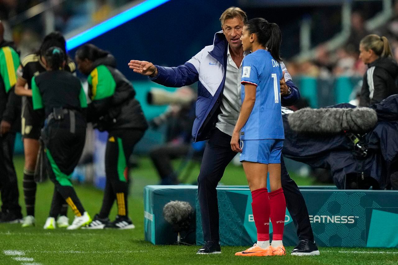Al técnico de Francia, Renard, se le ve impotente al dar instrucciones en el Mundial femenino 2023.