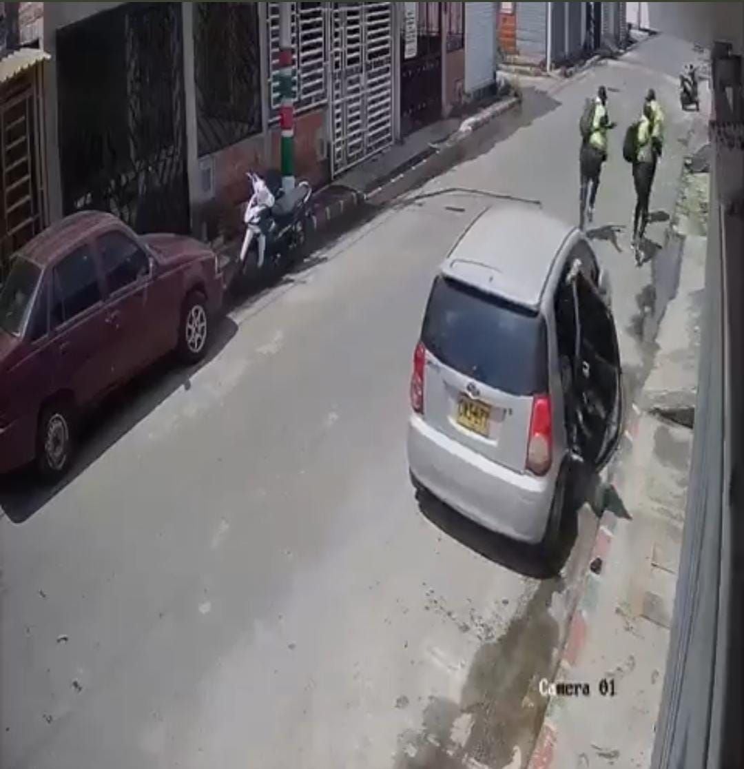 El conductor y dos ladrones se van en el vehículo Kia Picanto, mientras los tres ladrones con chaqueta de la Policía emprenden la huida a pie.