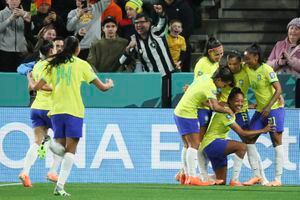 Ary Borges de Brasil es felicitada por sus compañeros de equipo después de anotar el segundo gol de su equipo durante el partido de fútbol del Grupo F de la Copa Mundial Femenina entre Brasil y Panamá en Adelaida, Australia, el lunes 24 de julio de 2023. (Foto AP/James Elsby)