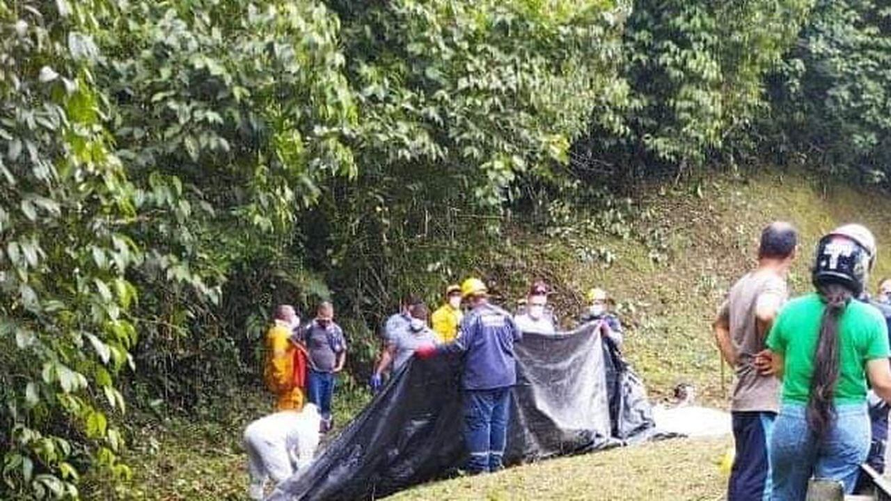 Los cuerpos fueron hallados en una zona boscosa, a la altura del kilómetro 25 de la vía al mar.