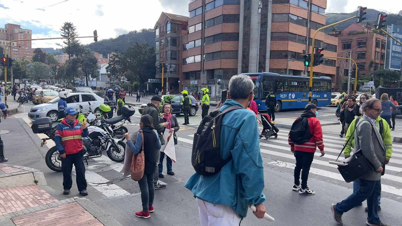 Opositores al corredor verde protestan a esta sobre la carrera séptima en Bogotá.