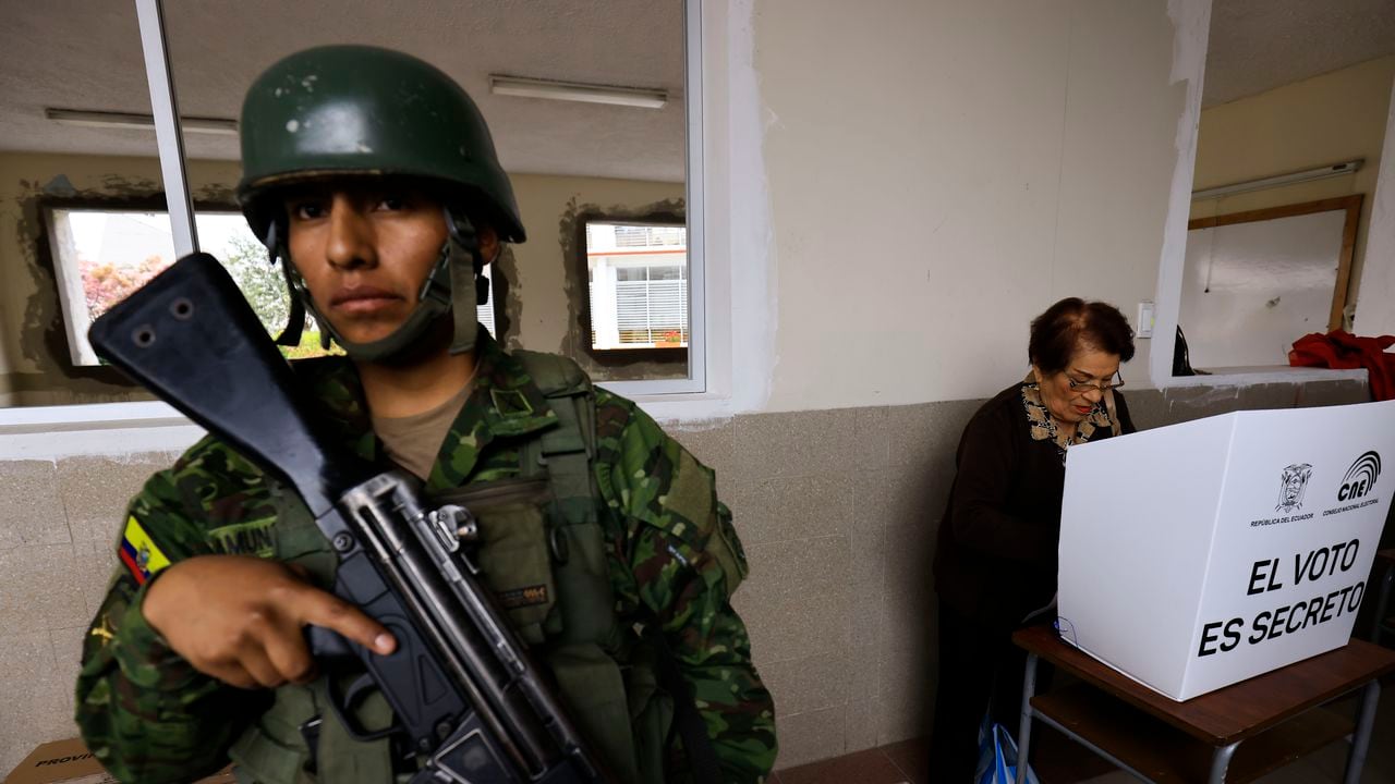 Un votante emite su voto durante las elecciones presidenciales en Ecuador el 20 de agosto de 2023 en Quito, Ecuador. Los ecuatorianos acuden a las urnas en estado de excepción luego de que el candidato presidencial Fernando Villavicencio fuera asesinado a tiros el 9 de agosto.