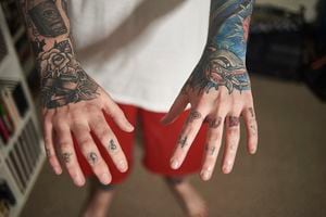 La curiosidad sobre el cuidado de los tatuajes lleva a cuestionar el papel del agua oxigenada en este proceso.