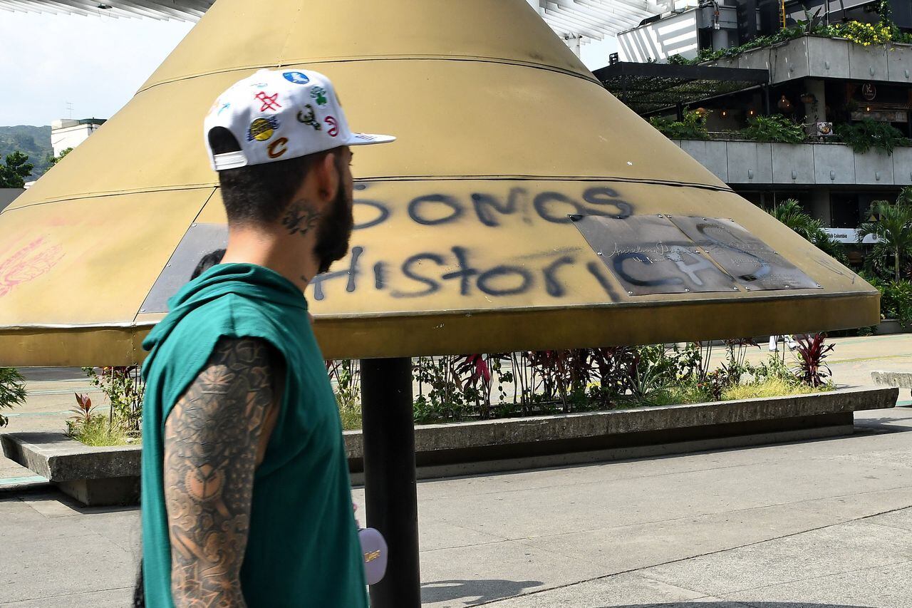 El monumento a Jairo Varela requiere de un tratamiento especial para su reparación tras ser vandalizado por una marcha feminista. foto Wirman Ríos