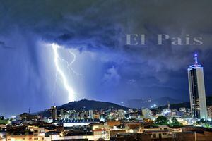 Un fuerte aguacero con tormenta eléctrica, cae esta noche en la capital del Valle. Entró desde el sur de la ciudad y va con dirección al norte. Foto Jorge Orozco / El País.