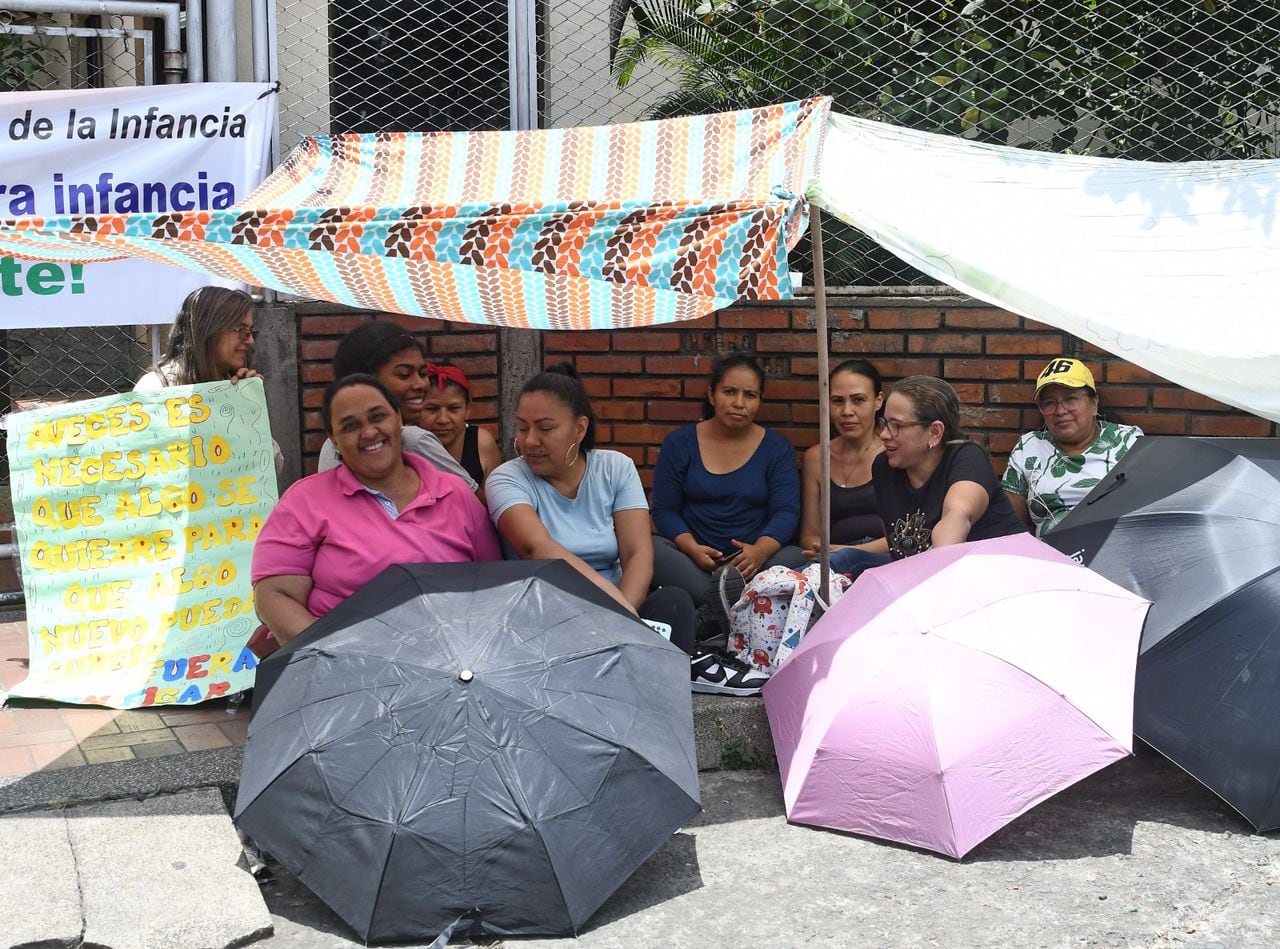 Un grupo de madres comunitarias protesta a las afueras de la sede de Bienestar Familiar este lunes, 11 de septiembre.