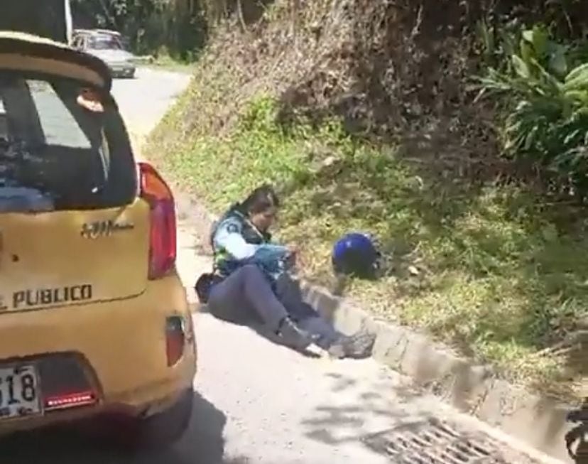 Hombres propinaron brutal golpiza a una agente de tránsito de Medellín, quien días antes denunció a su superior por acoso sexual y laboral.