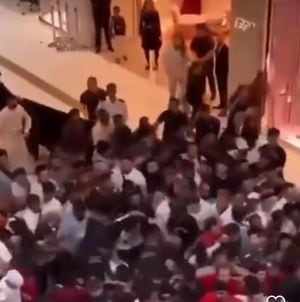 En video quedó registrado el caos que se formó en un centro comercial de Dubai por los usuarios que querían adquirir el nuevo Iphone 15. Foto tomada de video de las redes sociales.