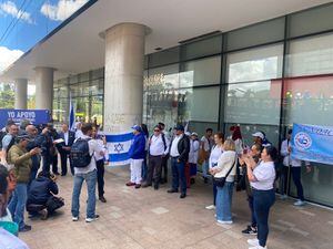 Un grupo de personas se reunió en la sede de la embajada de Israel en Colombia.