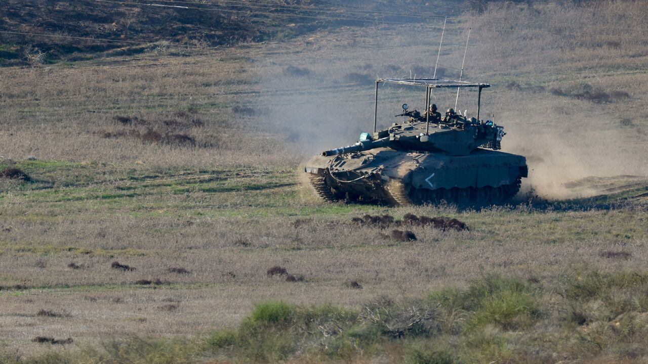 Soldados israelíes operan un tanque cerca de Gaza, después de que expirara una tregua temporal entre Israel y el grupo islamista palestino Hamas, visto desde el sur de Israel, el 2 de diciembre de 2023.