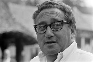 El ex secretario de Estado de Estados Unidos, Henry Kissinger, el 10 de agosto de 1976, durante un tiempo de descanso en Francia. El exsecretario de Estado estadounidense Henry Kissinger, figura clave de la diplomacia estadounidense en la era posterior a la Segunda Guerra Mundial, murió el 29 de noviembre de 2023 a la edad de 100 años (Foto de AFP)