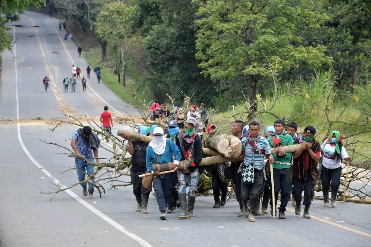 Comunidades Indígenas bloquearon la vía Panamericana que comunica a Popayán y Cali, específicamente en el kilómetro 27, a la altura del sector que es conocido como Quebrada Grande, en Piendamó, Cauca.