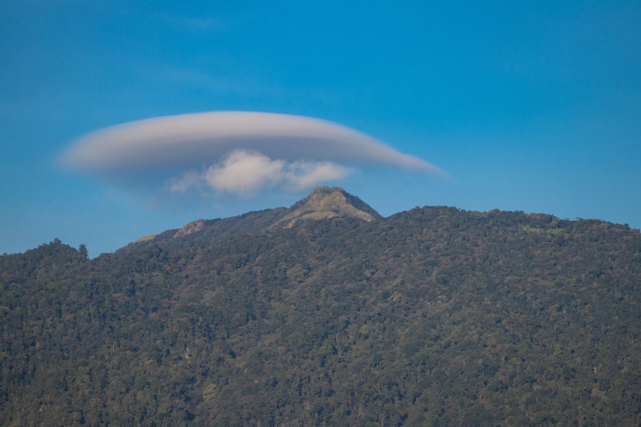 Aparece una nube lenticular sobre el monte Ungaran en la provincia de Java Central, Indonesia, el 1 de agosto de 2023.