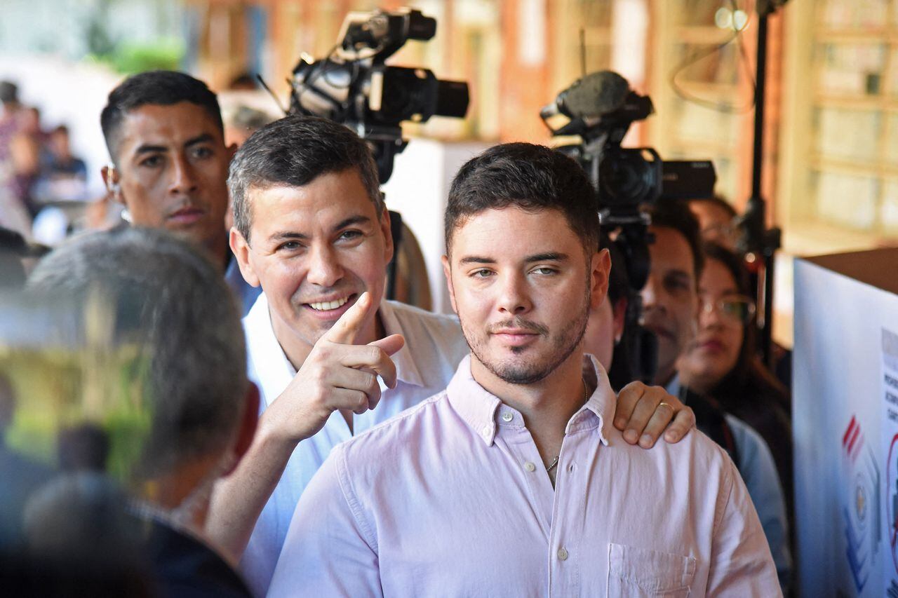 El candidato presidencial paraguayo por el partido Colorado, Santiago Peña, después de emitir su voto.
Foto: Agencia AFP