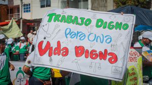Pancarta en medio de la marcha del 1.º de mayo en Cartagena.