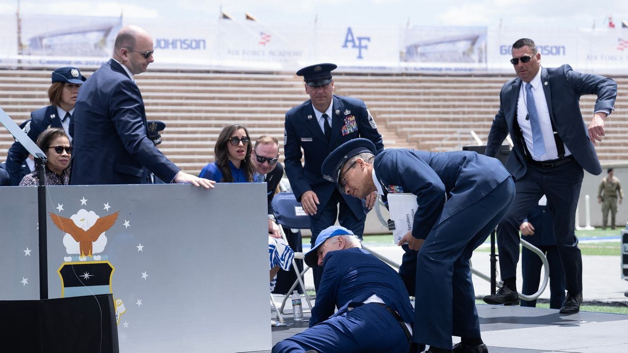 El presidente de los Estados Unidos, Joe Biden, recibe ayuda después de caer durante la ceremonia de graduación en la Academia de la Fuerza Aérea de los Estados Unidos.