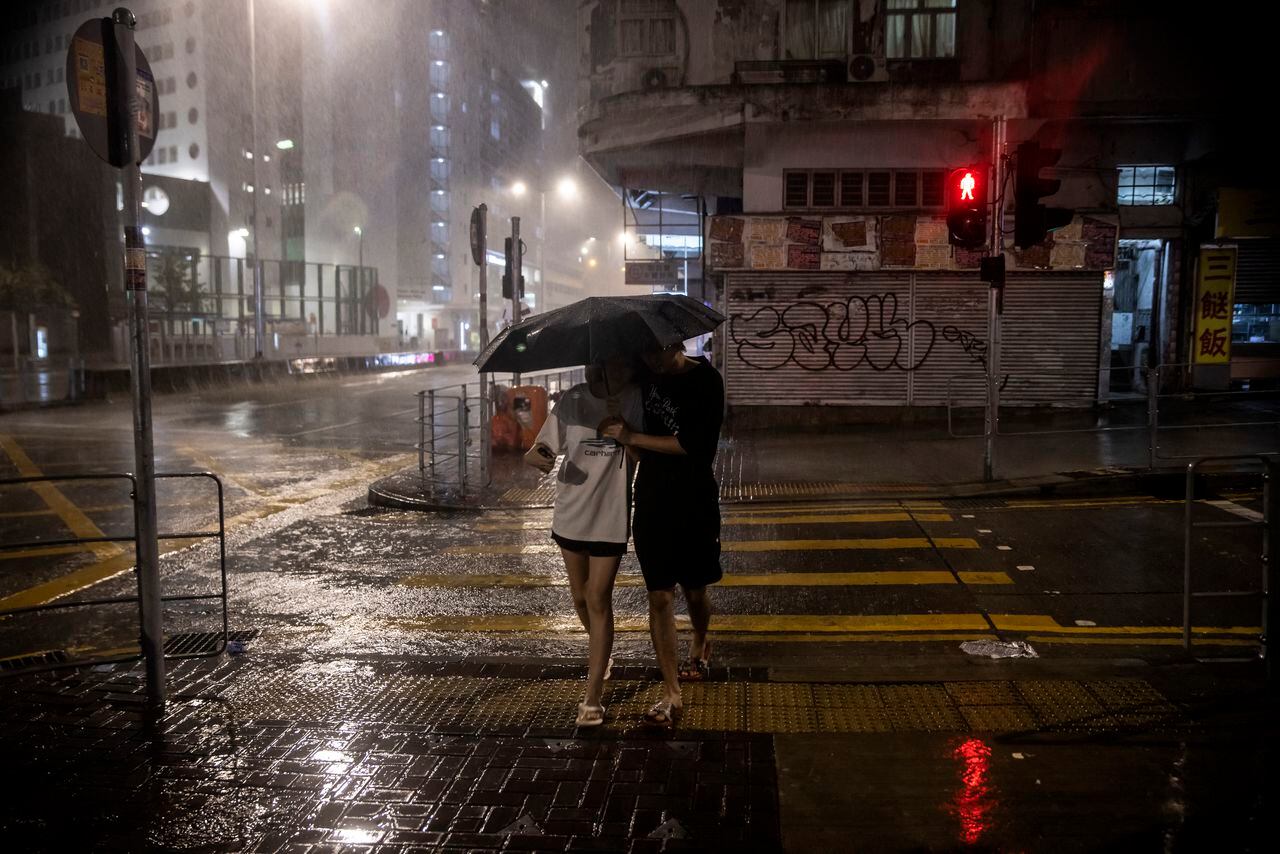 El supertifón Saola amenazó el sur de China el 1 de septiembre con algunos de los vientos más fuertes que ha soportado la región, obligando a las megaciudades de Hong Kong y Shenzhen cerraran efectivamente.