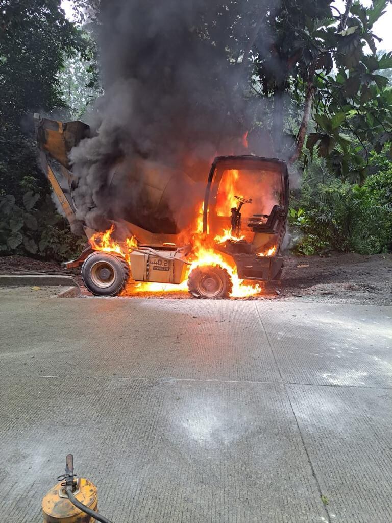 Por intimidaciones y quema de maquinaria se suspenden obras en la vía Simón Bolívar, Gobierno del Valle pide intervención de MinDefensa.