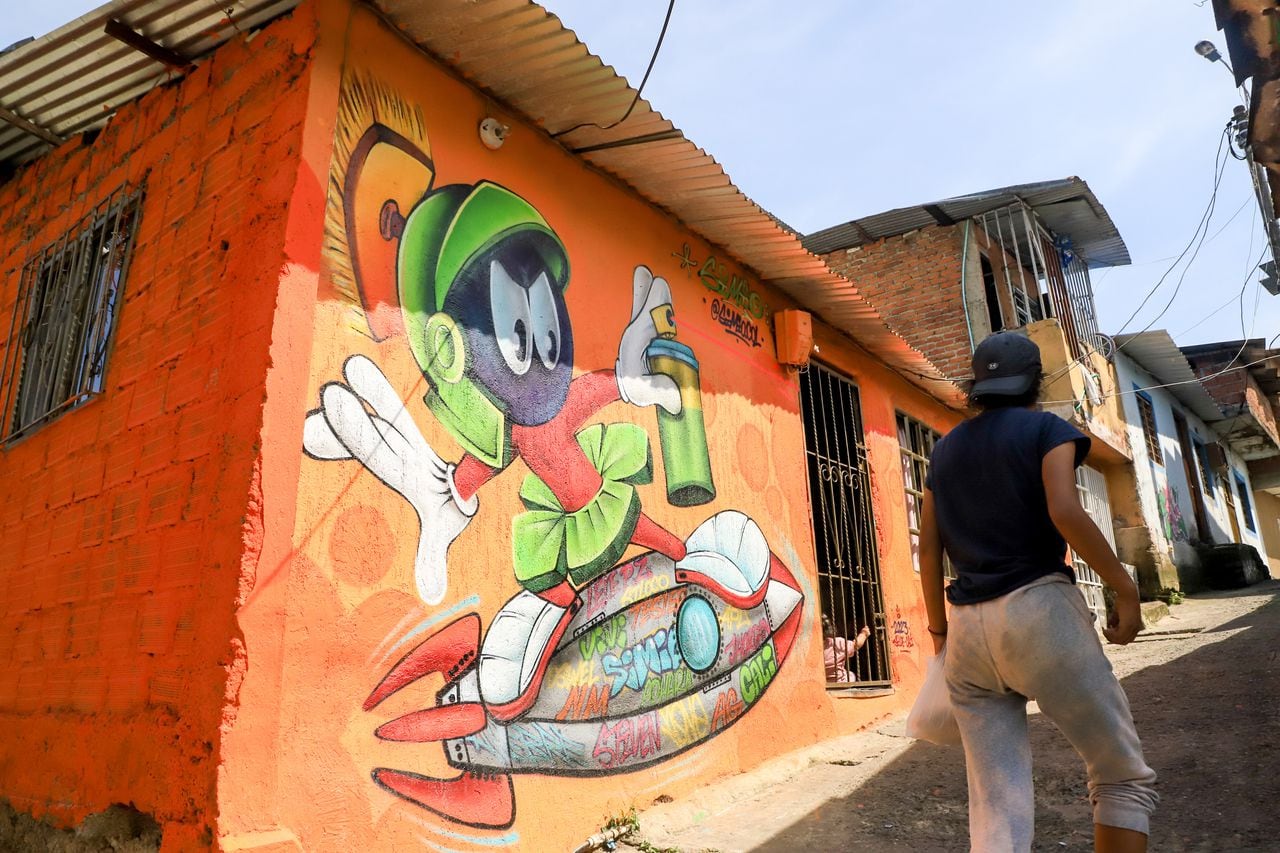 La Secretaría de Turismo de Cali apoya la realización de murales en la Comuna 20 como una estrategia de embellecimiento de las rutas turísticas del sector.