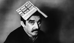 Gabriel García Márquez con un edición de 'Cien años de soledad'.