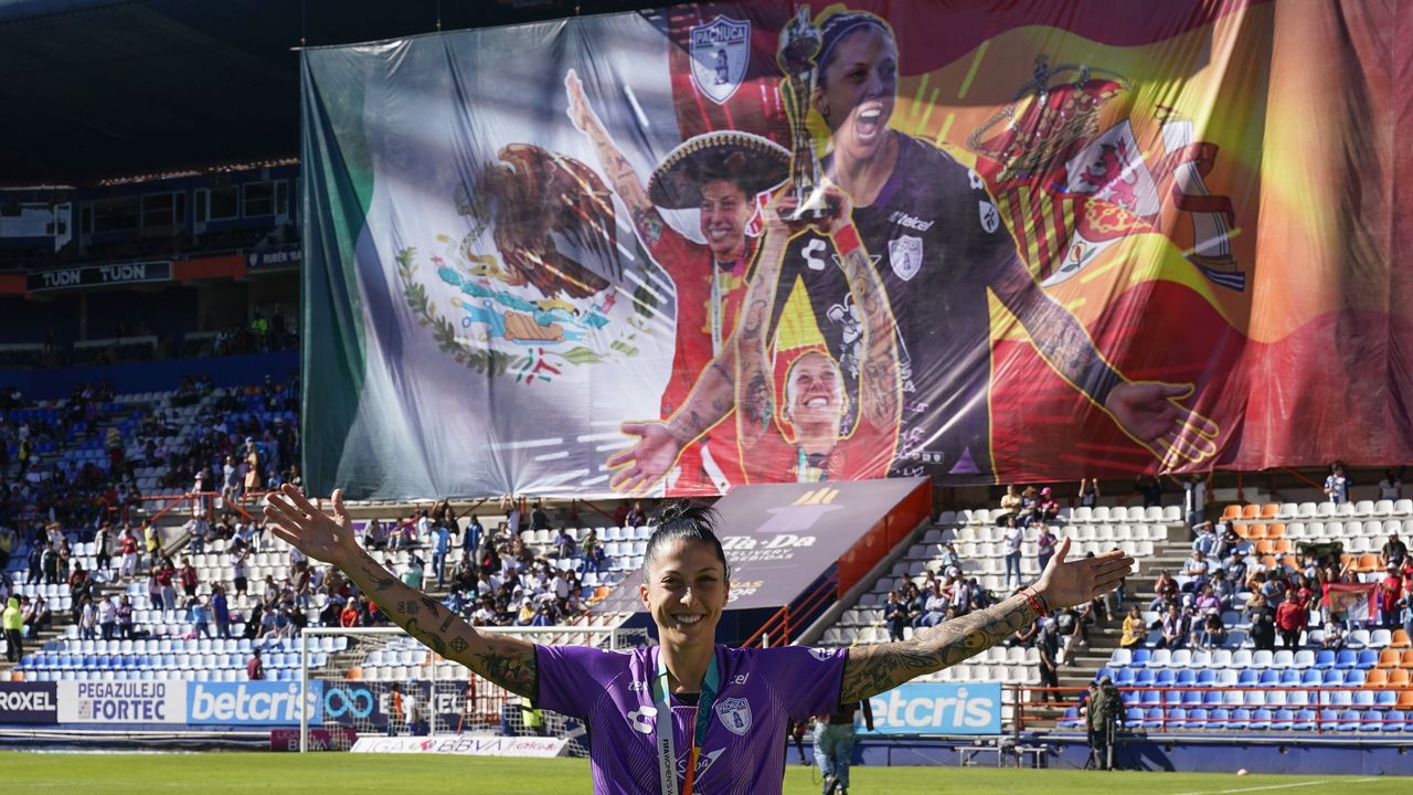 La delantera española Jenni Hermoso del Pachuca de México sonríe durante un homenaje después de que ganó la Copa Mundial femenina con España, durante el partido de la liga femenil entre su club y Pumas, el domingo 10 de septiembre de 2023. (AP Foto/Eduardo Verdugo)