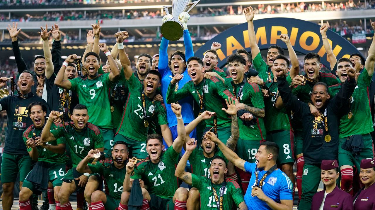Los jugadores de México celebran con el trofeo del ganador después de vencer a Panamá 1-0 después de la final de la Copa Oro de CONCACAF el domingo 16 de julio de 2023 en Inglewood, California. (AP Photo/Ashley Landis)