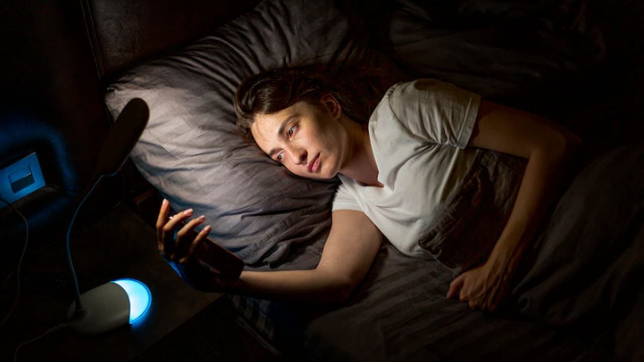 Durante la noche, el cerebro produce melatonina, una sustancia que utiliza para iniciar y mantener el sueño.