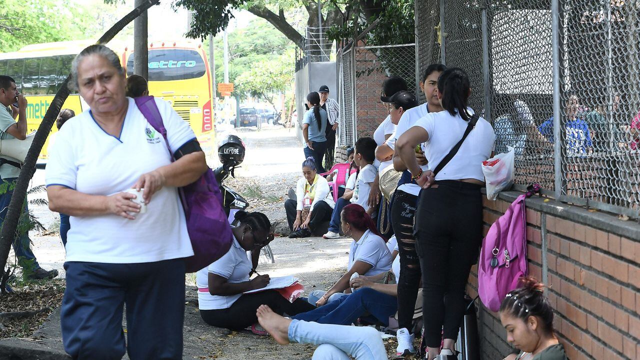 Un grupo de madres comunitarias protesta a las afueras de la sede de Bienestar Familiar este lunes, 11 de septiembre.