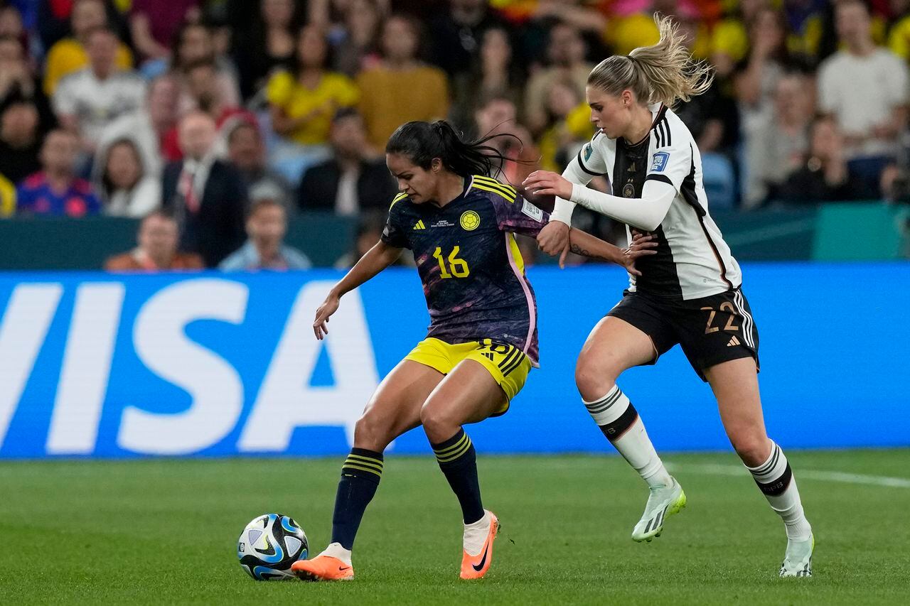 Jule Brand de Alemania compite por el balón con Lady Andrade de Colombia, a la izquierda, durante el partido de fútbol del Grupo H de la Copa Mundial Femenina entre Alemania y Colombia en el Estadio de Fútbol de Sydney en Sydney, Australia, el domingo 30 de julio de 2023. (Foto AP/Mark Baker )