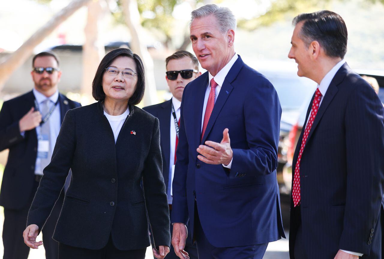 El presidente de la Cámara Kevin McCarthy (R-CA) (Centro R) saluda a la presidenta taiwanesa Tsai Ing-wen (CENTRO L) a su llegada a la Biblioteca Presidencial Ronald Reagan para una reunión bipartidista el 5 de abril de 2023 en Simi Valley, California