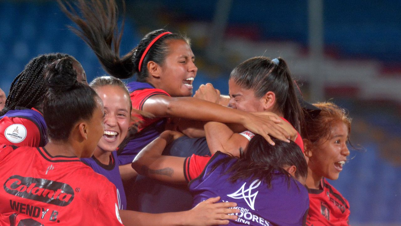 América pierde 4 a 2 contra el Internacional de Porto Alegre, en la Copa Libertadores Femenino. Tristeza de jugadoras del América de Cali ante la derrota.