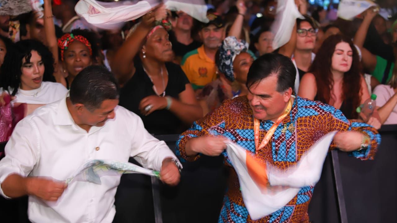 El Embajador de Estados Unidos en Colombia, Francisco Palmieri, disfrutó de la tercera noche del festival Petronio Álvarez junto al alcalde Jorge Iván Ospina.