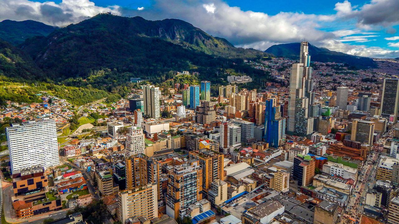 La tecnología juega un papel fundamental en esta revelación, ya que la IA ha utilizado análisis de datos avanzados para identificar el lugar óptimo para residir en Bogotá, brindando así una nueva perspectiva sobre la distribución del bienestar en la ciudad.