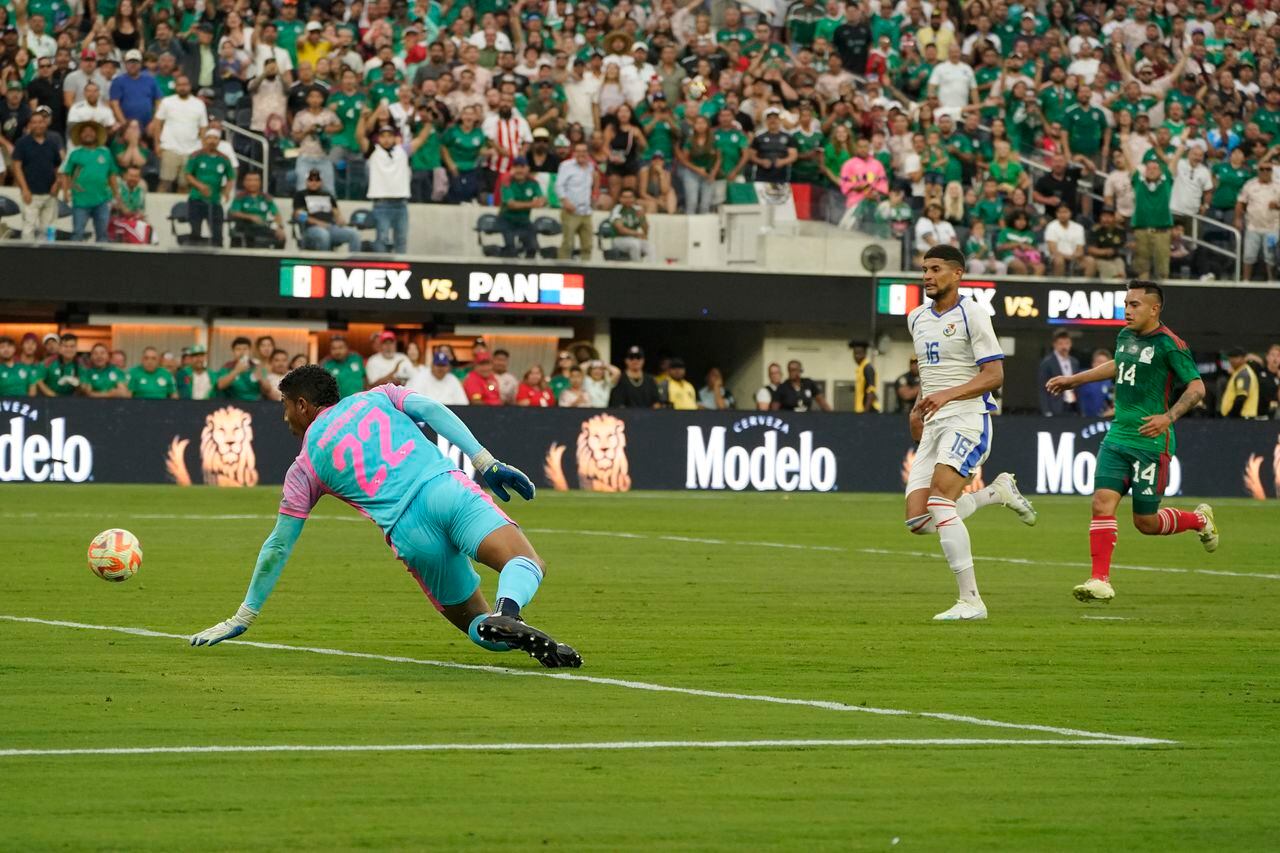 El arquero panameño Orlando Mosquera concede un gol en un tiro del mexicano Santiago Giménez durante la segunda mitad del partido final de la Copa Oro de CONCACAF el domingo 16 de julio de 2023 en Inglewood, California (AP Photo/Mark J. Terrill)