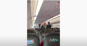 Mujer sin tapacobas tose en un avión de EasyJet