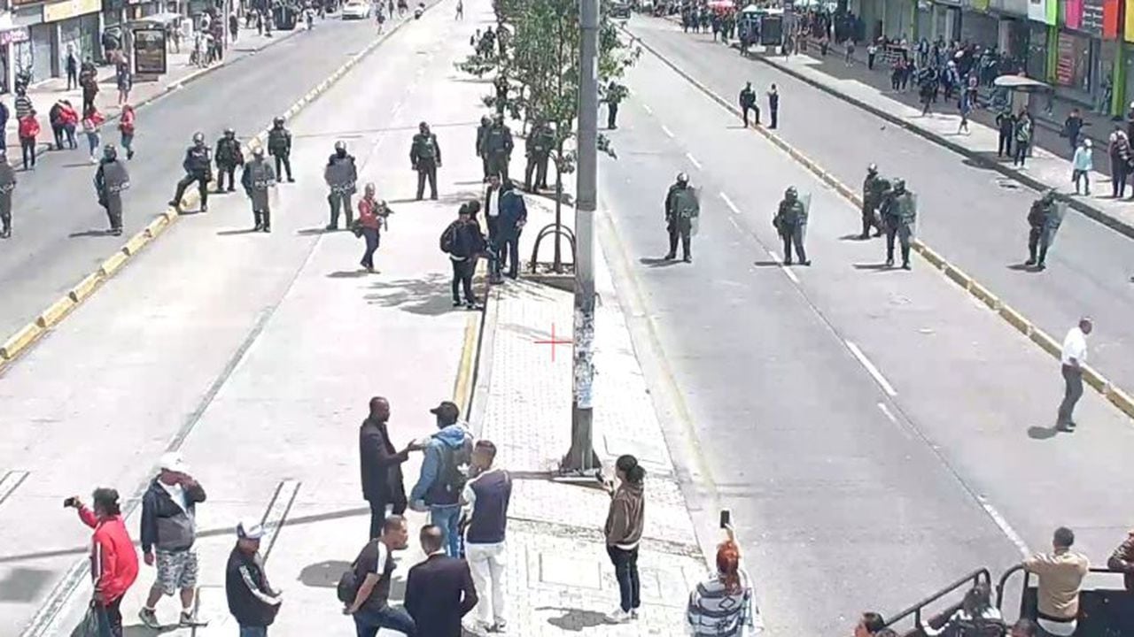 Comerciantes bloquean el tránsito en la carrera 10 con calle 9 en Bogotá, generando afectación vial en ambos sentidos viales.