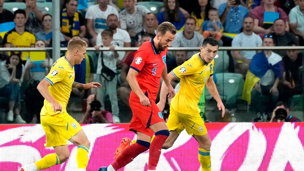 Harry Kane, de Inglaterra, en el centro, juega el balón durante el partido de fútbol del grupo C de clasificación para la Eurocopa 2024 entre Ucrania e Inglaterra en Wroclaw, Polonia, el sábado 9 de septiembre de 2023. (Foto AP/Czarek Sokolowski)