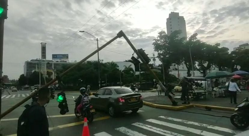 Las autoridades prohibieron el paso para vehículos grandes, ya que el semáforo está caído en plena calle.
